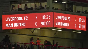 Papan skor menunjukkan skor akhir setelah pertandingan Liga Inggris antara Liverpool dan Manchester United di stadion Anfield, Inggris, Minggu (5/3/2023). Liverpool memenangkan pertandingan melawan Manchester United dengan skor telak 7-0. (AP Photo/Jon Super)