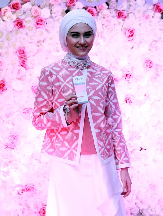 Zee Zee yang mengawali kariernya sebagai penyanyi cilik pun mengaku kerap membawa alat kosmetiknya sendiri untuk keperluan syuting. (Wimbarsana/Bintang.com)