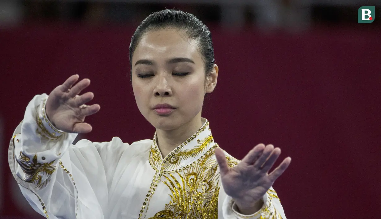 Atlet wushu Indonesia, Lindswell, saat beraksi pada Asian Games di JIExpo, Jakarta, Minggu, (19/8/2018). Sukses mengumpulkan poin tertinggi, atlet cantik ini berpeluang meraih emas dari nomor Taijiquan dan Taijijian. (Bola.com/Vitalis Yogi Trisna)