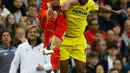 Bek Liverpool, Dejan Lovren (kiri) berebut bola udara dengan penyerang Villarreal, Cedric Bakambu pada leg kedua liga Europa di stadion Anfield, Liverpool, Inggris, (5/6). Liverpool menang atas Villarreal dengan skor 3-0. (Reuters/Phil Noble)