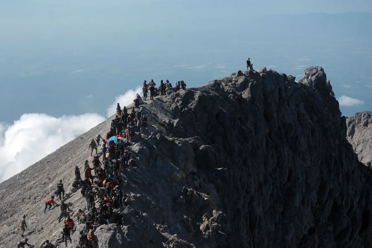 Ribuan Pendaki Rayakan HUT RI ke-69 di Gunung Merapi