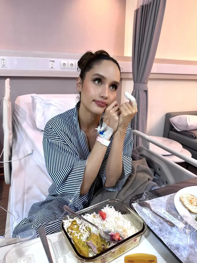 Jari Terluka Usai Bikin Konten MBG, Potret Cinta Laura Dioperasi dalam Keadaan ‘Baddie’