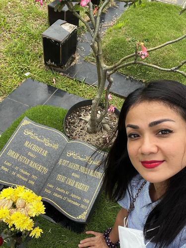 Nirina Zubir Kunjungi Makam Orangtua Jelang Sidang Kasus Mafia Tanah