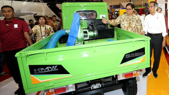 Presiden Joko Widodo (Jokowi) didampingi Menteri Perindustrian, Airlangga Hartarto meninjau pameran seusai membuka Gaikindo Indonesia International Auto Show (GIIAS) 2018 di ICE BSD, Tangerang, Kamis (2/8). (Liputan6.com/Fery Pradolo)