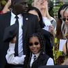 Sosialita AS Kim Kardashian dan putrinya North West tiba untuk menghadiri acara koleksi Jean-Paul Gaultier saat Paris Fashion Week Fall/Winter 2023 di Paris, Prancis, 6 Juli 2022. Mereka kompak berbaju hitam dengan anting hidung berantai super panjang yang terhubung dengan perhiasan perak nan berkilau. (AFP)