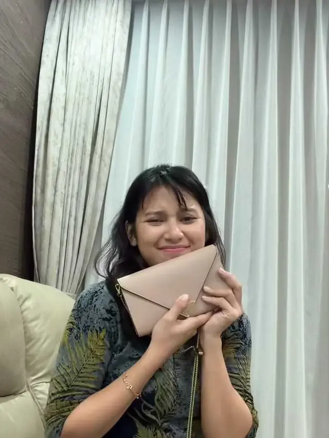 Mengintip Isi Kado Arie Kriting untuk Indah Permatasari di Momen Anniversary