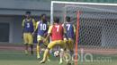 Pemain Semen Padang, Didier Zokora, saat mengikuti sesi latihan di Stadion Patriot, Bekasi, Jumat (19/05/2017). Latihan tersebut merupakan persiapan jelang lawan Bhayangkara FC. (Bola.com/M Iqbal Ichsan)