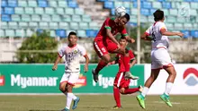 Pemain Timnas Indonesia U-19, Rafli Nursalim berusaha menyundul bola saat bertanding melawan Brunei Darussalam pada Piala AFF U-18 di Stadion Thuwunna, Myanmar, Rabu (13/9/2017). Indonesia menang 8-0 atas Brunei Darussalam. (Liputan6.com/Yoppy Renato)