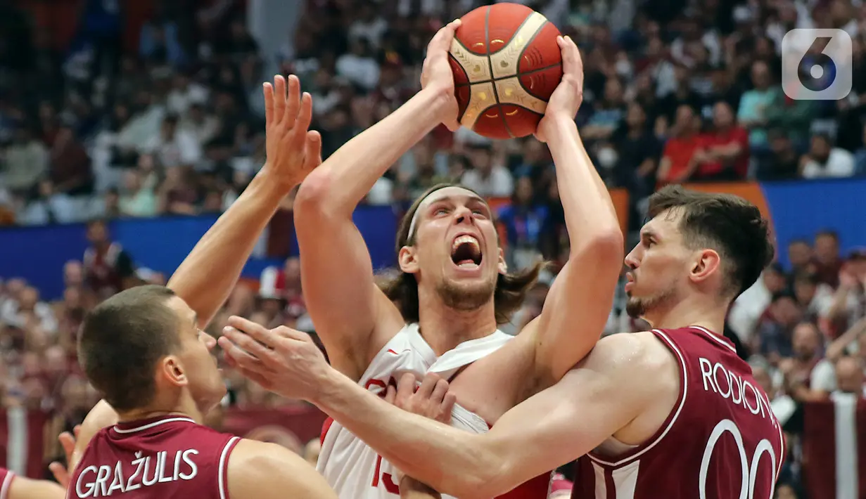 Pemain timnas basket Kanada, Kelly Olynyk (tengah) berusaha lolos dari adangan dua pebasket Latvia pada laga terakhir penyisihan Grup H FIBA World Cup 2023 di Indonesia Arena, Gelora Bung Karno, Jakarta, Selasa (29/8/2023). (Liputan6.com/Helmi Fithriansyah)