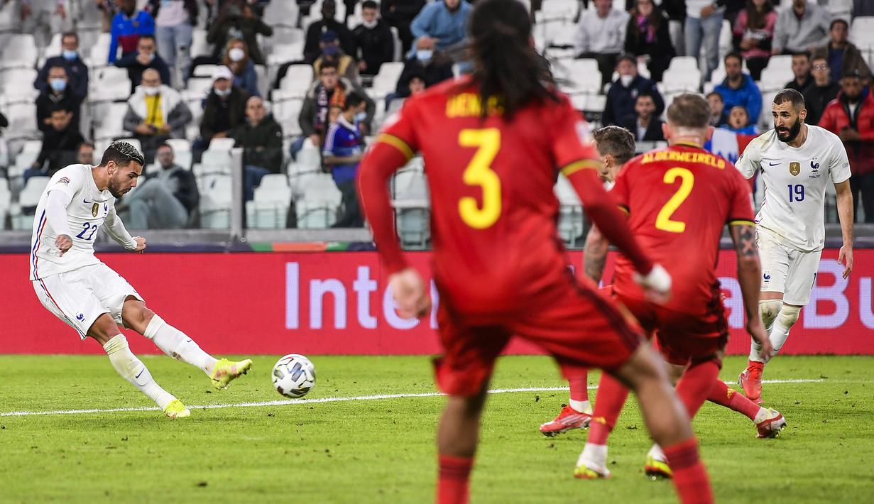 Prancis justru mencetak gol ketiganya ke gawang Belgia pada menit ke-90. Tembakan keras Theo Hernandez dari dalam kotak penalti menaklukkan kiper Belgia, Thibaut Courtis. (LaPresse via AP/Fabio Ferrari)