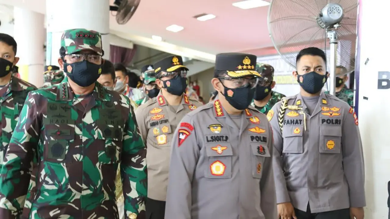 Kapolri Jenderal Pol Listyo Sigit Prabowo dan Panglima TNI Marsekal TNI Hadi Tjahjanto, saat sambangi Kota Semarang terkait penanganan Covid-19. (Foto: Liputan6.com/Humas Polda Jateng)