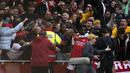 Arsenal akhirnya unggul 1-0 terlebih dahulu pada menit ke-31. Sepakan Bukayo Saka usai menerima umpan silang Kieran Tierney gagal dijangkau Ederson. (AP/Matt Dunham)