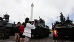Warga berfoto di kendaraan tempur tank milik TNI AD di Pameran Alutsista, Jakarta, Jumat (12/12/2014). (Liputan6.com/Faizal Fanani)