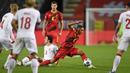 Gelandang Belgia, Youri Tielemans, berebut bola dengan gelandang Denmark, Thomas Delaney, pada laga lanjutan UEFA Nations League di Stadion Den Dreef, Kamis (19/11/2020) dini hari WIB. Belgia menang 4-2 atas Denmark. (AFP/John Thys)
