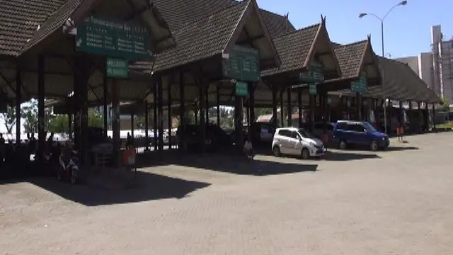 Tepuk pundak sopir diyakini sebagian masyarakat Sulsel mujarab atasi mabuk perjalanan (Liputan6.com/ Eka Hakim)