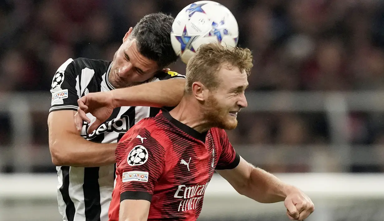 Bek Newcastle United, Fabian Schaer (kiri) berduel udara dengan gelandang AC Milan, Tommaso Pobega pada laga matchday pertama Grup F Liga Champions 2023/2024 menghadapi AC Milan di San Siro Stadium, Milan, Rabu (20/9/2023) dini hari WIB. (AP Photo/Antonio Calanni)