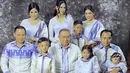 Keluarga Besar Mantan Presiden Susilo Bambang Yudhoyono jadikan biru sebagai seragam Lebaran [@agusyudhoyono]