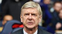 Arsene Wenger menghujat bentrok suporter Arsenal melawan Tottenham Hotspur di luar Stadion White Hart Lane, Minggu (6/3/2016) malam WIB. (EPA/Andy Rain)