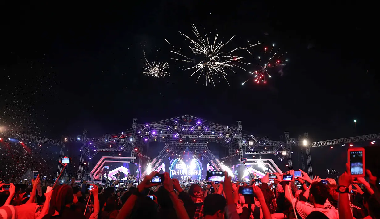 Tampil menghibur masyarakat yang telah memadati Ancol sejak pagi, diantaranya Noah, Geisha, Setia Band, Wali, Duo Anggrek, Selvy Kitty dan artis pendukung lain sejak sore menghibur ribuan penonton yang memadati arena. (Nurwahyunan/Bintang.com)