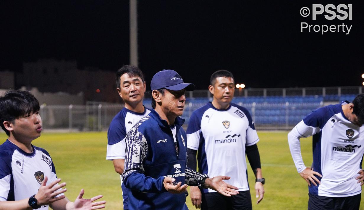 Pelatih kepala Timnas Indonesia, Shin Tae-yong memberikan instruksi kepada para pemain saat melakukan latihan menjelang Kualifikasi Piala Dunia 2024 melawan Bahrain di Hamad Town Youth & Sports Ground, Minggu, 6 Oktober 2024. (Dok. PSSI)
