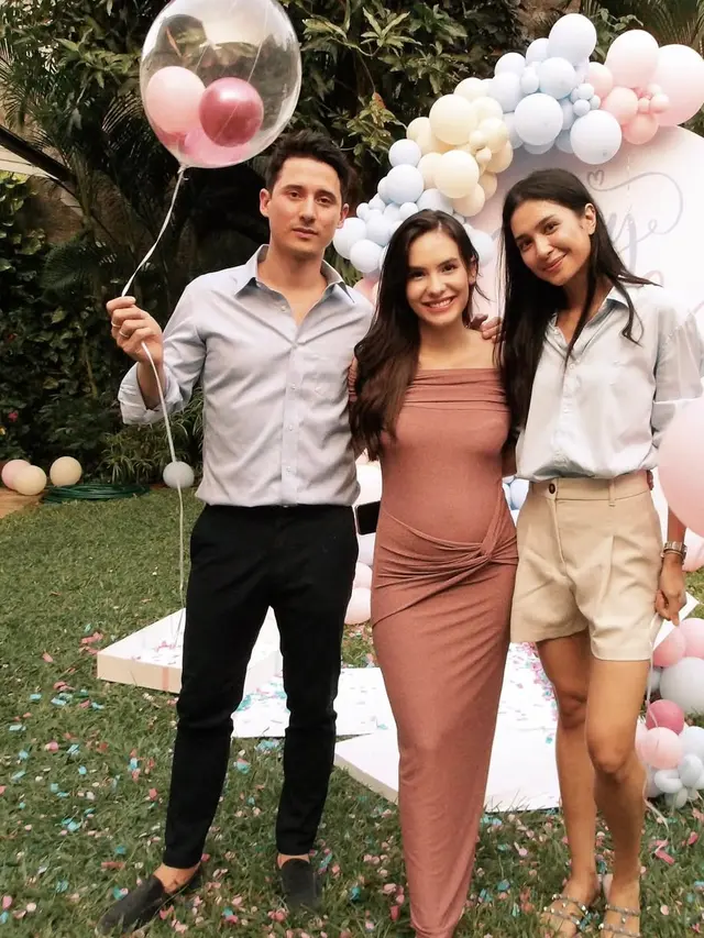 Gaya Kompak Serba Baby Blue Syifa Hadju, Mikha Tambayong, dan Elina Joerg di Acara Gender Reveal Steffi Zamora