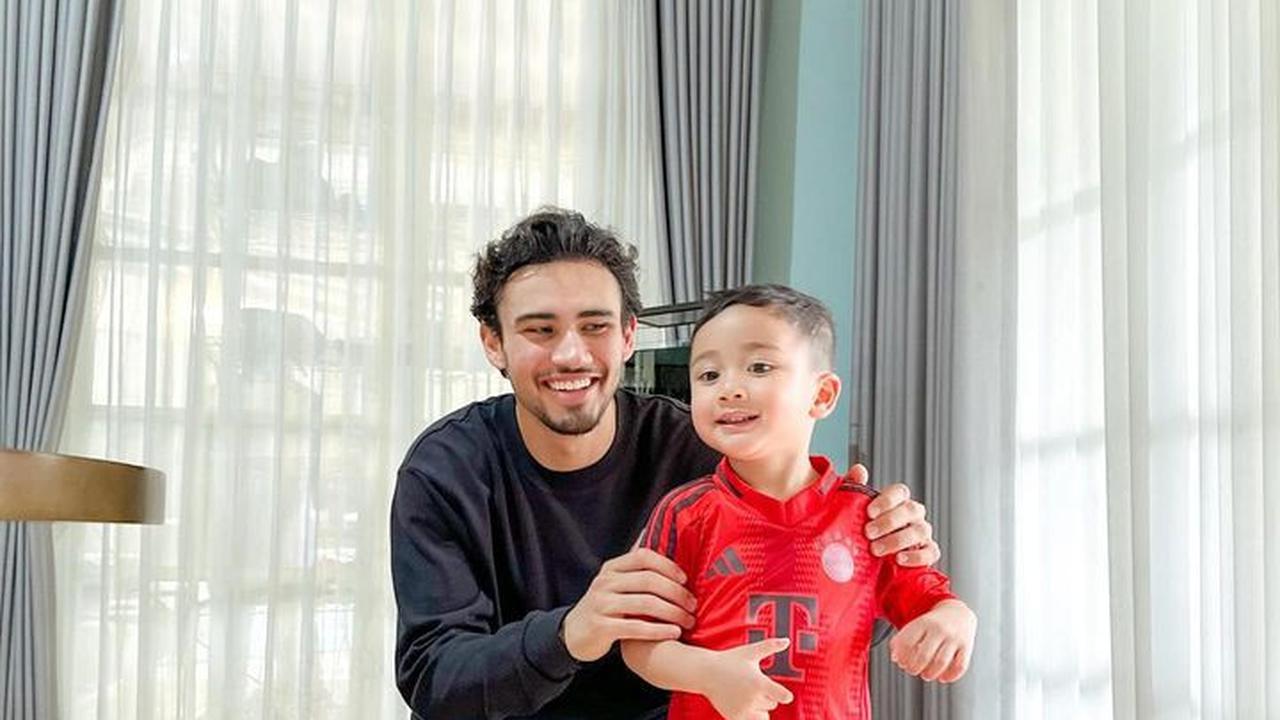 9 Potret Pemain Timnas Nathan Tjoe-A-On Datang ke Rumah Raffi Ahmad, Akrab dengan Rayyanza - Main Bola Bareng