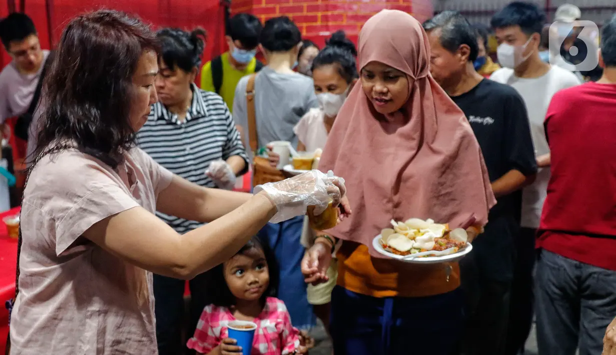 Setiap orang yang membutuhkan makanan berbuka pun diperkenankan datang. (Liputan6.com/Angga Yuniar)