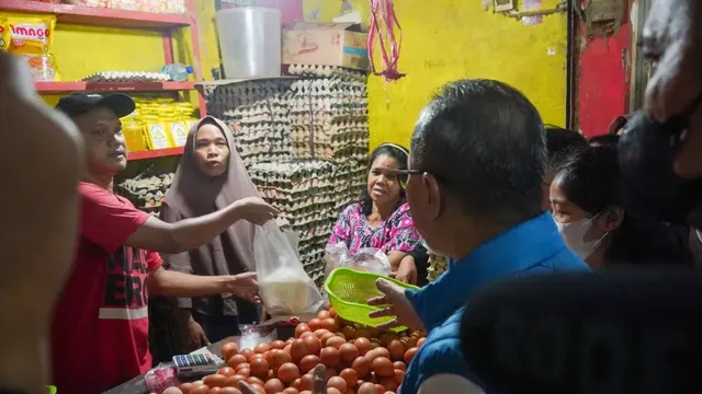 Menteri Perdagangan Zulkifli Hasan meninjau Pasar Jagasatru di Cirebon, Jawa Barat, Minggu (17/7/2022).