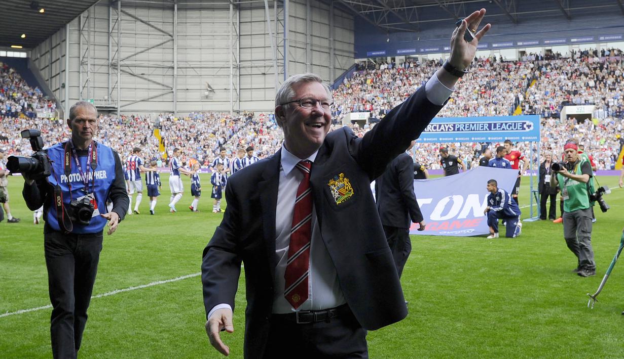 Alex Ferguson. Pelatih tersukses di Liga Inggris asal Skotlandia ini menjalani laga terakhir bersama Manchester United saat berusia 71 tahun dan 139 hari pada 19 Mei 2013 saat menghadapi West Bromwich Albion. Hasil akhir MU bermain imbang 5-5. (AFP/Adrian Dennis)