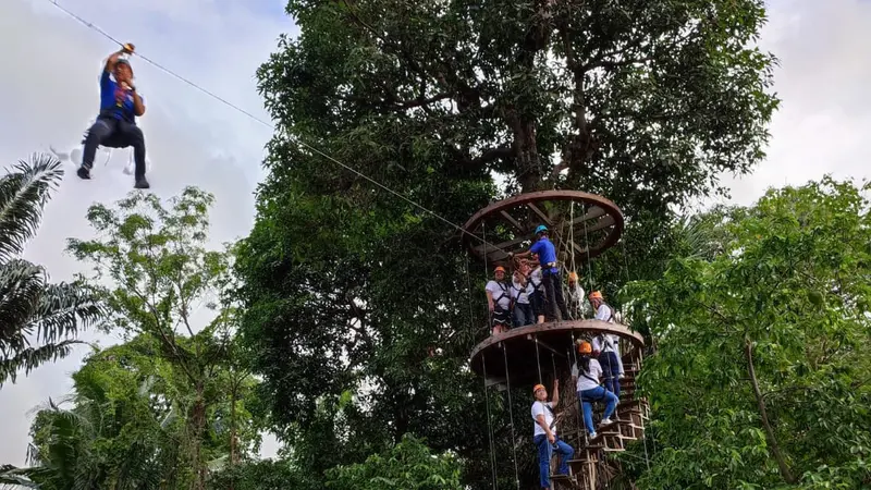 Salah satu tantangan yang harus Anda taklukan di Manado Treetop Zipline Park.