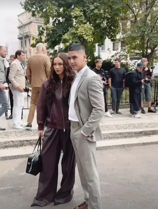 Digandeng oleh sang kekasih, Al-Ghazali, Alyssa hadirkan pesona mahalnya dengan office look [@alyssadaguise]