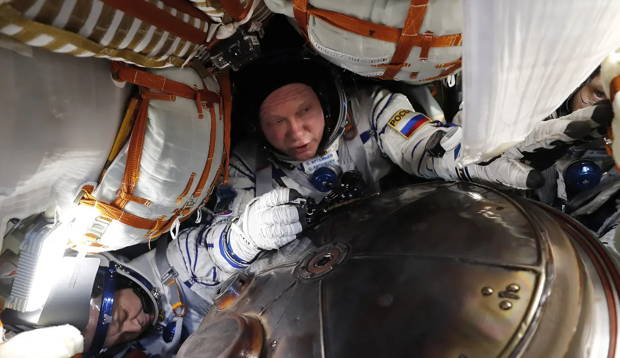 Astronot NASA Richard Arnold, Andrew Feustel, dan kosmonot Roscosmos Oleg Artemyev berusaha keluar dari kapsul ruang angkasa Soyuz MS-08 sesaat setelah mendarat di luar Kota Dzhezkazgan, Kazakhstan, Kamis (4/10). (Maxim Shipenkov/Pool/AFP)