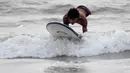 Imigran Venezuela, Alfonso Mendoza alias Alca bermain surfing di Puerto, Kolombia, 27 September 2018. Keinginan Alca untuk bunuh diri terbesit ketika dia berusia 13 tahun dan mendapat intimidasi di sekolahnya. (Raul ARBOLEDA/AFP)