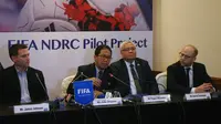 Waketum PSSI, Joko Driyono, menjelaskan terkait pilot project NDRC seusai pertemuan dengan FIFA dan FIFPro di Hotel Sultan Jakarta, Jumat (10/2/2017). (Bola.com/Benediktus Gerendo Pradigdo)