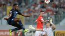 Aksi pemain Inggris, Danny Welbeck (kiri) saat menetak gol ke gawang Malta pada laga grup F kualifikasi Piala Dunia 2018 di Ta Qali stadium, Valletta, Malta, (1/9/2017). Inggris menang 4-0. (AFP/Matthew Mirabelli/Malta OUT)