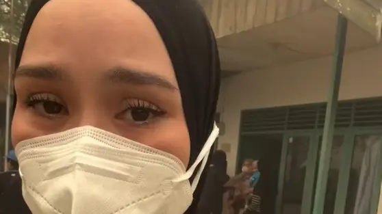 Zaskia Adya Mecca Tak Kuasa Menahan Tangis saat Bantu Padamkan Karhutla