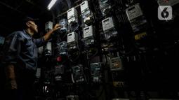 Perusahaan Listrik Negara (PLN) mengonfirmasi pemberian diskon tarif listrik 50 persen sudah dapat dinikmati pelanggan rumah tangga. (Liputan6.com/Herman Zakharia)