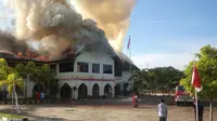 Gedung Rektorat Unimal Aceh terbakar. Foto: (Windy/Liputan6.com)