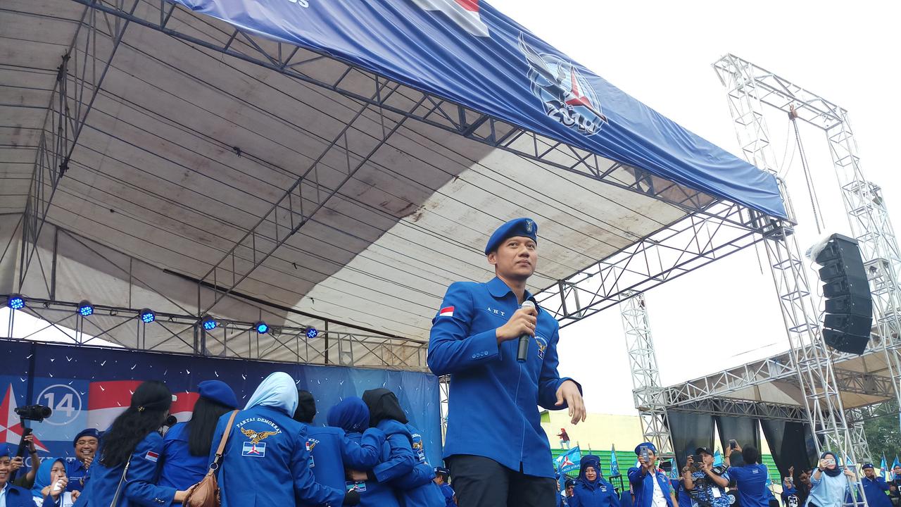 Agus Harimurti Yudhoyono (AHY) berjoget di atas panggung