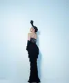 Mengenakan off shoulder black dress dengan detail rumbai bertumpuk dan black long gloves, Jessica Mila menghadirkan tampilan anggun, sekaligus sensual. Ia juga menata rambutnya dengan gaya bun berponi dan mengenakan bold makeup. Foto: Instagram.
