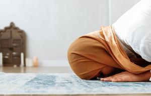 Seorang muslimah sedang melaksanakan sholat sunnah rawatib (Credit: Pexels)