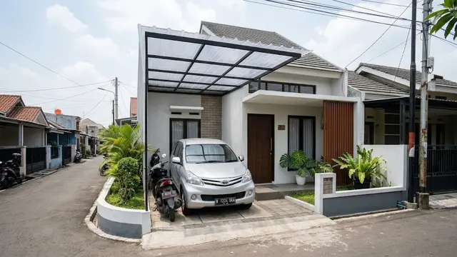 Carport dengan Area Motor di Bagian Depan