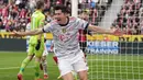 Robert Lewandowski. Striker Bayern Munchen ini telah mencetak 10 gol di Liga Jerman dari 9 laga yang dijalani. Ia selalu tampil dalam seluruh 9 laga Die Roten di Liga Jerman. Ia bersaing dengan Erling Haaland (Borussia Dortmund) yang menempati posisi kedua dengan 9 gol. (AP/Martin Meissner)