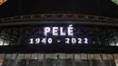 Lengkungan Stadion Wembley menyala dengan warna Brasil setelah pengumuman bahwa mantan pemain sepak bola Brasil Pele meninggal dunia, London, Inggris, 29 Desember 2022. Edson Arantes do Nascimento atau yang dikenal sebagai Pele, raja sepak bola Brasil yang menang rekor tiga Piala Dunia dan menjadi salah satu tokoh olahraga paling berwibawa abad lalu, meninggal pada usai 82 tahun di di Sao Paulo. (Kieran Cleeves/PA via AP)