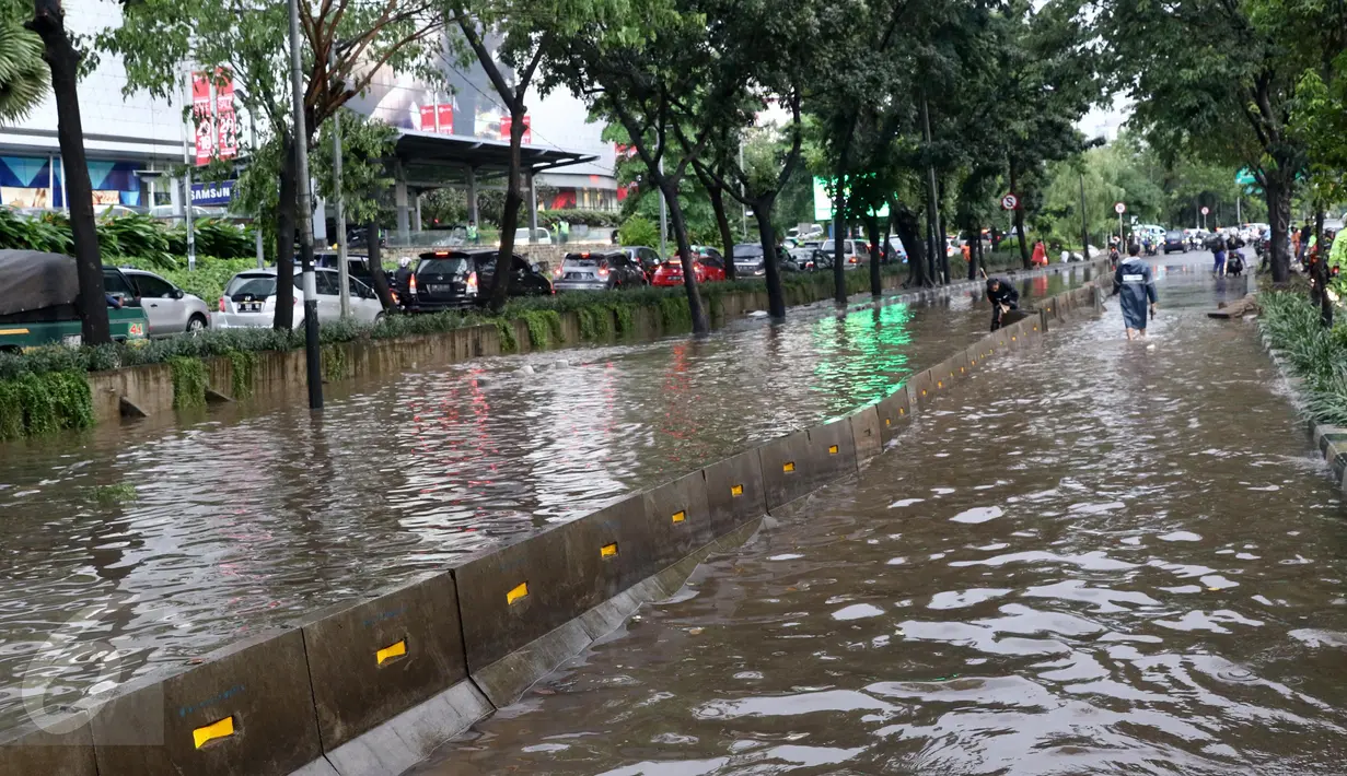 Pemandangan jalan yang tergenang banjir seperti kolam di depan Mall Gandaria City, Jakarta, Sabtu (27/8). Hujan deras di wilayah Jabodetabek mengakibatkan banjir di sejumlah titik di ibukota. (Liputan6.com/Helmi Afandi)