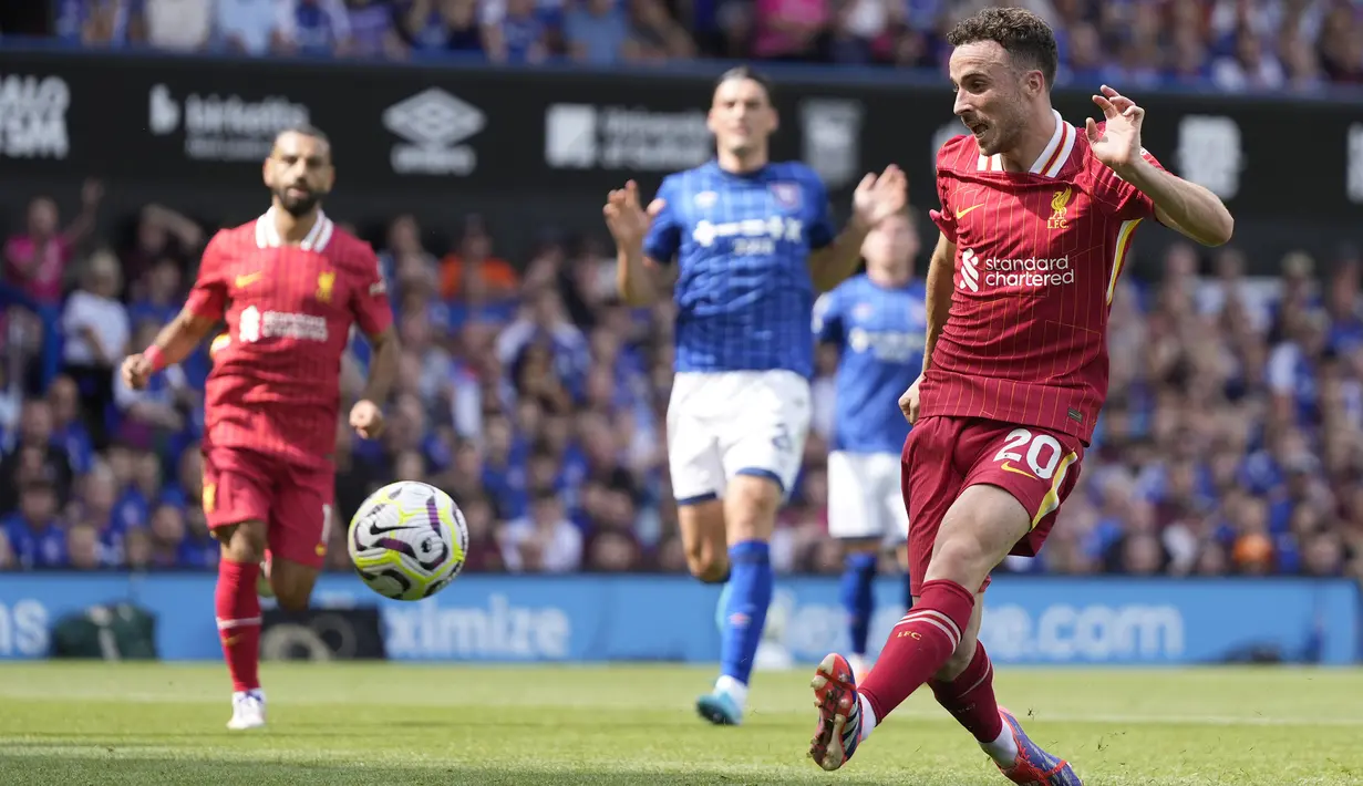 Striker Liverpool, Diogo Jota mencetak gol pertama timnya ke gawang Ipswich Town pada laga pekan pertama Premier League 2024/2025 di Portman Road Stadium, Ipswich, Sabtu (17/8/2024). (AP Photo/Alastair Grant)