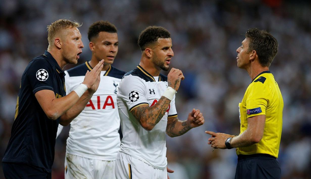Pemain AS Monaco, Kamil Glik, dan pemain Tottenham Hotspur, Kyle Walker, memprotes wasit pada laga Liga Champions Grup E di Stadion Wembley, Kamis (15/9/2016) dini hari WIB. (Action Images via Reuters/Andrew Couldridge)