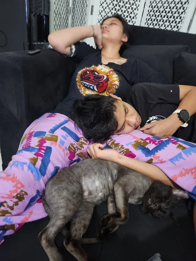 David Ozora dan Kucing Hitam yang Tak Lain Hewan Peliharaan Kesayangannya. Rupaya, Kucing Hitam Menggemaskan Ini Punya Kisah yang Mirip dengan David Latumahina, Pernah Sama-Sama Dirawat Selama 2 Bulan di ICU (twitter.com/seeksixsuck)