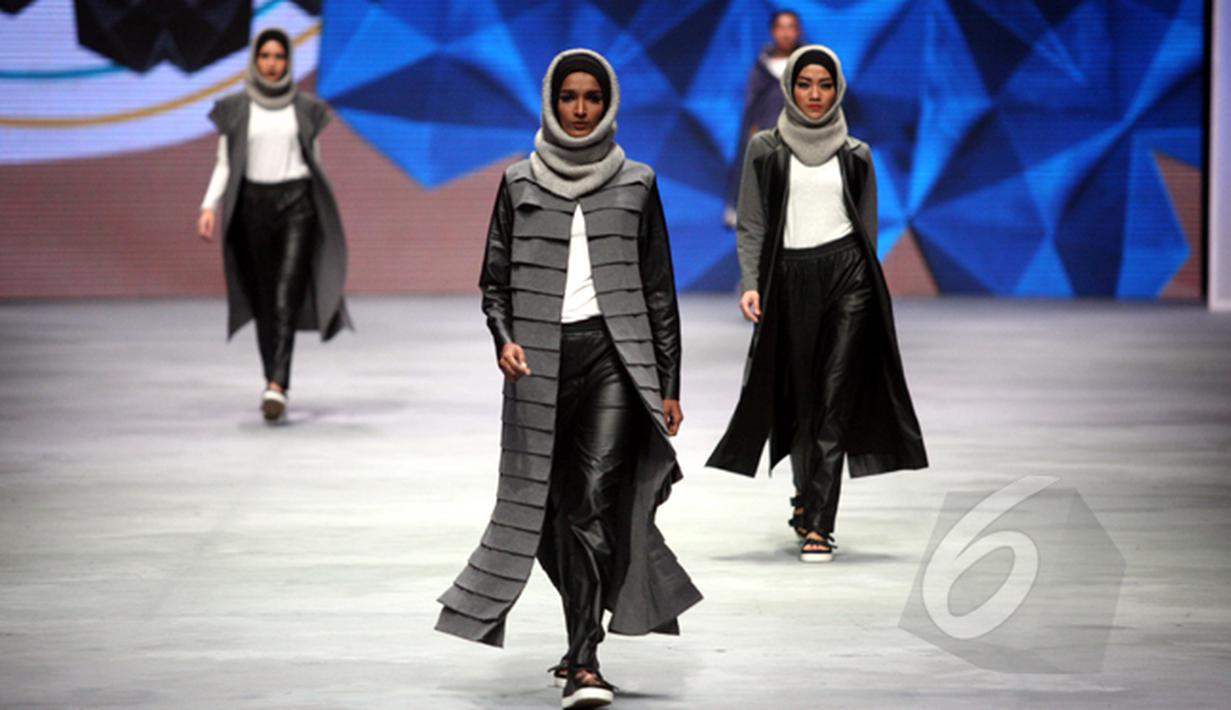 Model berjalan di catwalk dalam pembukaan Indonesia Fashion Week (IFW) 2015 di Jakarta Convention Center, Kamis (26/2). IFW 2015 akan berlangsung hingga 1 Maret. (Liputan6.com/Panji Diksana)