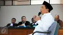 Mantan Bupati Bangkalan Fuad Amin dalam sidang lanjutan dengan agenda pemeriksaan terdakwa di Pengadilan Tipikor, Kamis (17/9). Fuad mengaku menerima uang suap dari PT Media Karya Sentosa terkait proyek eksplorasi gas. (Liputan6.com/Helmi Afandi)